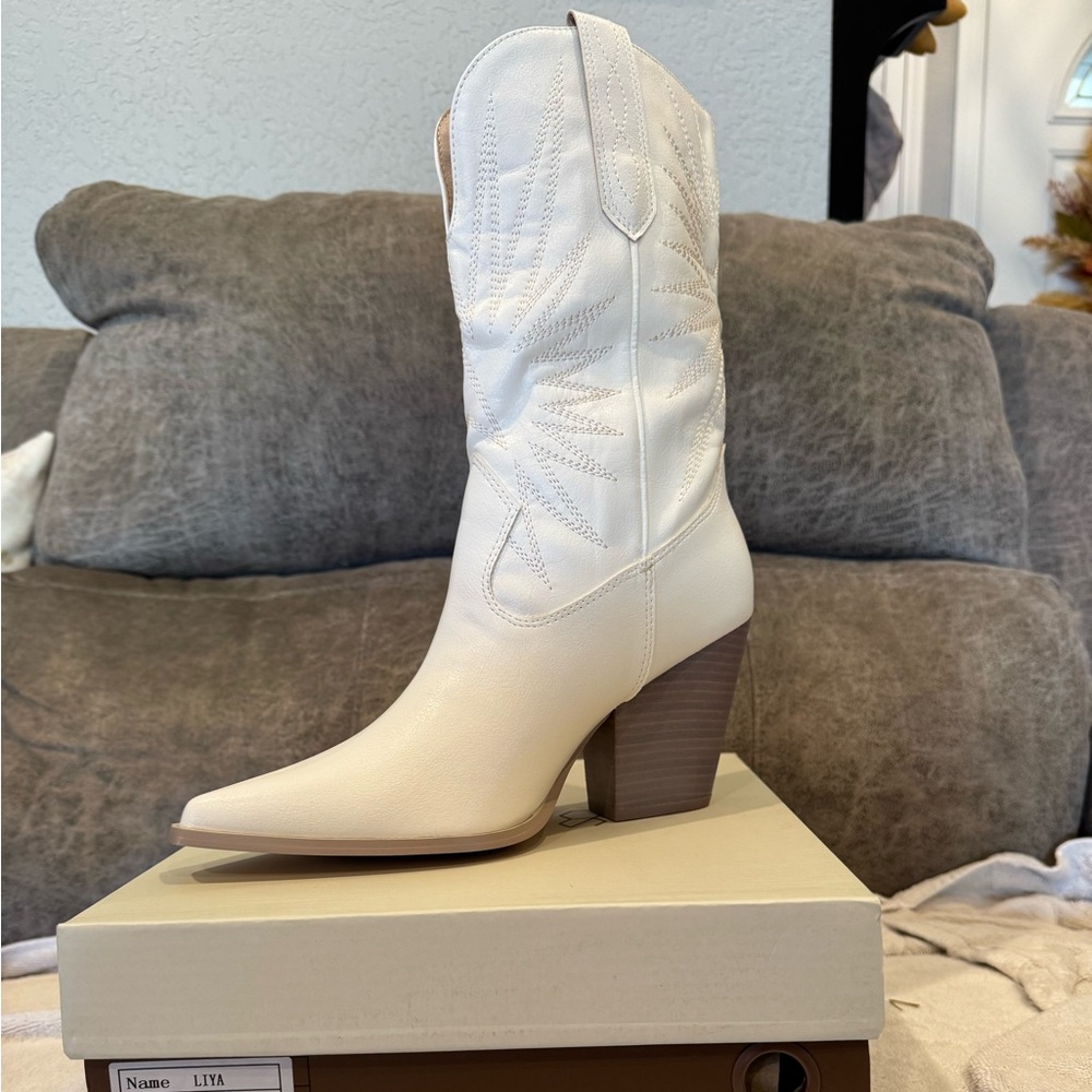 Libya Embroidered Heeled Western Boot - WHITE - Size 9.